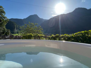Romantic superior Swiss Chalet with Hottub Lungern